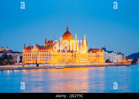 Vue sur le grand Parlement hongrois avec le célèbre pont Margit. Attraction touristique populaire. Scène spectaculaire et pittoresque. Emplacement place Budapest, Hun Banque D'Images