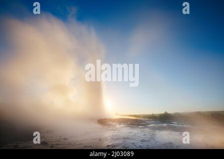 Superbe vue sur le geyser de Strokkur à la lumière du matin. Attraction touristique populaire. Scène spectaculaire et magnifique. Emplacement place Geyser Park, Hvita River, Hauk Banque D'Images