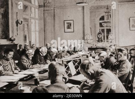 Signature du Traité de paix de Versailles, 28 juin 1919, Château de Versailles, Paris, France. Ce traité entre l'Allemagne et les Forces alliées a mis fin à la première Guerre mondiale, du pays des merveilles de la connaissance, publié vers 1930 Banque D'Images