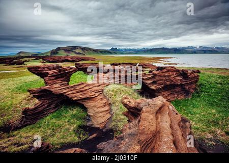 Plage de rochers avec par magma formé par les vents. Attraction touristique populaire. Rare et magnifique scène. Location Sudurland, cap Dyrholaey, côte sud de Banque D'Images