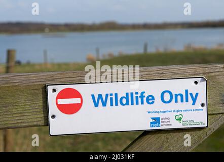 Panneau - pas d'entrée, faune uniquement - à Old Moor, une réserve naturelle RSPB dans la vallée de Dearne, près de Wombwell, dans le Yorkshire du Sud, Angleterre Banque D'Images