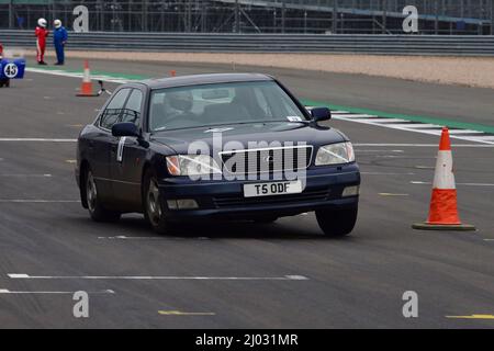 Dougal Cawley, Lexus LS400, Pomeroy Trophy, Vintage sports car Club, VSCC, circuit Grand Prix, Silverstone, Towcester, Angleterre.Silverstone Northampton Banque D'Images