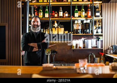 Portrait d'un chef sushi joyeux au restaurant sushi. Il montre le pouce vers le haut. Banque D'Images