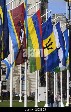 Londres, Angleterre, Royaume-Uni. Drapeaux des pays du Commonwealth autour de la place du Parlement pour marquer la Journée du Commonwealth 14th mars 2022 Banque D'Images