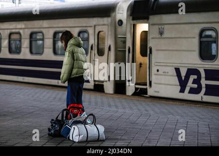 Kiev, Ukraine. 13th mars 2022. Une jeune fille est vue avec ses bagages à la gare de Kiev pendant qu'elle attend le train d'évacuation. L'Union européenne a mis en place un mécanisme de protection temporaire pour les réfugiés ukrainiens contraints de quitter l'Ukraine en raison de l'invasion russe. Les réfugiés ont été autorisés à vivre et à travailler légalement dans les pays de l'UE pendant trois ans. (Image de crédit : © Mohammad Javad Abjoushak/SOPA Images via ZUMA Press Wire) Banque D'Images