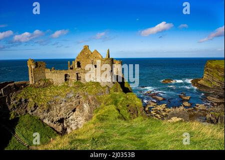 Le château de Dunluce se trouve au bord d'une falaise sur la côte nord du comté d'Antrim, en Irlande du Nord Banque D'Images