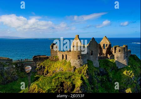Le château de Dunluce se trouve au bord d'une falaise sur la côte nord du comté d'Antrim, en Irlande du Nord Banque D'Images