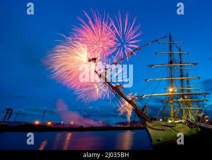 Feux d'artifice aux Tall Ships, Belfast, Irlande du Nord Banque D'Images