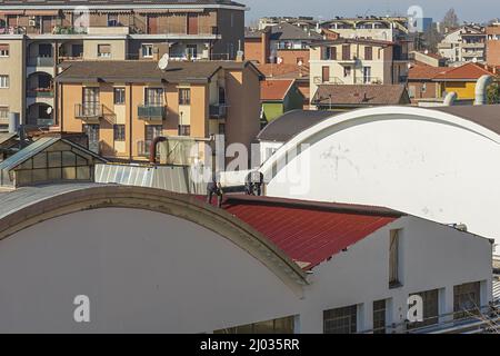 lavori su tetto capannone industriel 4 Banque D'Images