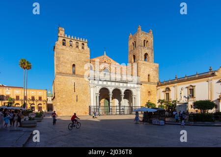 Cathédrale de Monreale, site classé au patrimoine mondial de l'UNESCO, Monreale, Palerme, Sicile, Italie, Europe Banque D'Images