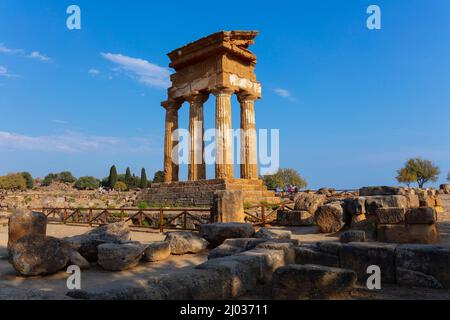 Temple du Dioscuri, Vallée des temples, site classé au patrimoine mondial de l'UNESCO, Agrigente, Sicile, Italie, Europe Banque D'Images