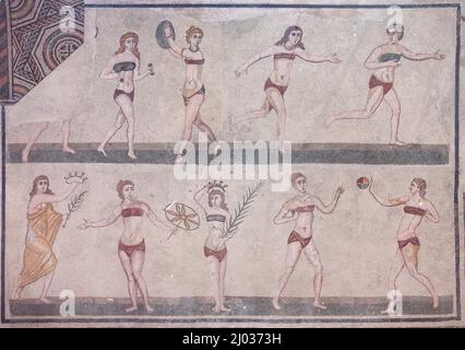 Mosaïques de gymnastes féminins, Villa romaine del Casale (Villa Romana del Casale), site classé au patrimoine mondial de l'UNESCO, Piazza Armerina, Enna, Sicile, Italie Banque D'Images