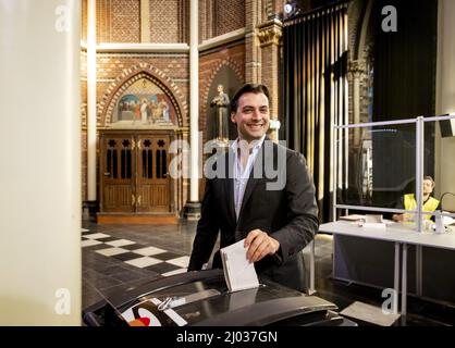 AMSTERDAM - FVD-leider Thierry Baudet brengt in de Posthoornkerk zijn stem voor de gemeenteraadsverkiezingen. ANP SEM VAN DER WAL Banque D'Images