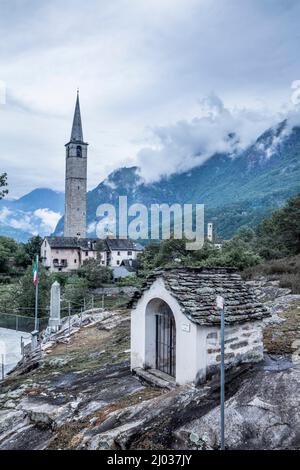 Clocher (Campanile), Chiesa, Montecrestese, Val d'Ossola, V.C.O. (Verbano-Cusio-Ossola), Piémont, Italie, Europe Banque D'Images