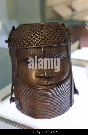 Bénin Bronze Royaume-Uni; chef commémoratif d'un roi, ou Oba, l'un des bronzes africains pillés du Bénin; Musée d'archéologie et d'anthropologie Cambridge Royaume-Uni Banque D'Images