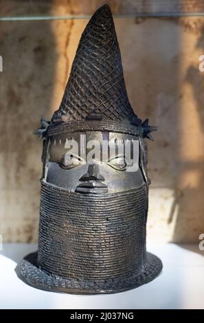 Bénin Bronze Royaume-Uni; chef commémoratif d'une reine mère ou Iyoba, l'une des bronzes du Bénin volés; Musée d'archéologie et d'anthropologie Cambridge Royaume-Uni Banque D'Images