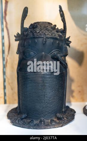 Bénin Bronze Royaume-Uni; chef commémoratif d'un roi ou Oba, l'une des bronzes du Bénin volés; Musée d'archéologie et d'anthropologie Cambridge Royaume-Uni Banque D'Images