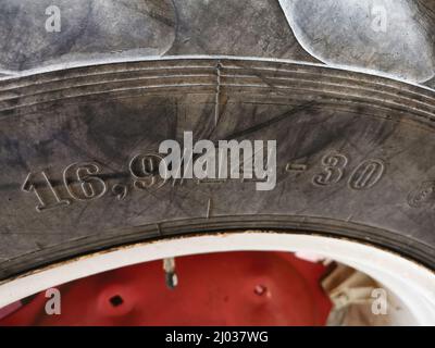 Angabe der Reifengröße auf dem Reifen eines landwirtschaftlichen Fahrzeug, Traktorreifen / indication de la taille des pneus d'une agriculture Banque D'Images