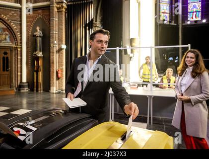 AMSTERDAM - FVD-leider Thierry Baudet brengt samen met zijn vrouw Davide Heijmans in de Posthoornkerk zijn stem uit voor de gemeenteraadsverkiezingen. ANP SEM VAN DER WAL Banque D'Images