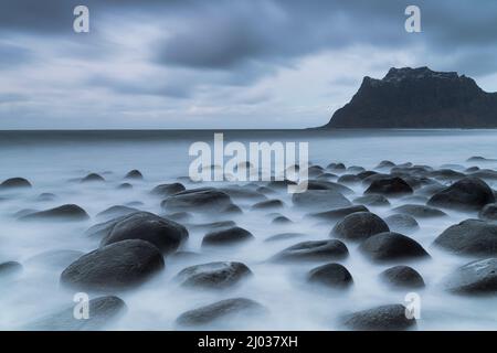 Nuages sombres sur la plage d'Uttakleiv et pierres lavées par la mer, Leknes, Vestvagoy, Nordland, îles Lofoten, Norvège, Scandinavie, Europe Banque D'Images