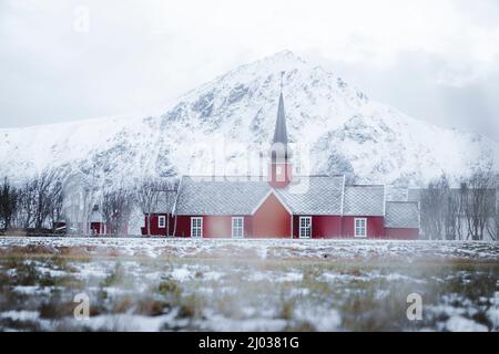 Église rouge de Flakstad en brouillard d'hiver, Flakstad, comté de Nordland, îles Lofoten, Norvège, Scandinavie, Europe Banque D'Images