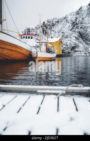 Bateaux de pêche amarrés dans le port dans la mer froide de l'Arctique, Nusfjord, comté de Nordland, îles Lofoten, Norvège, Scandinavie, Europe Banque D'Images