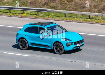 2021 Porsche Macan PDK 1984cc 7 vitesses semi-automatique 4dr essence conduite sur l'autoroute M61, Manchester, Royaume-Uni Banque D'Images