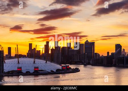 Coucher de soleil derrière Canary Wharf, Docklands, et O2 Arena, Londres, Angleterre, Royaume-Uni, Europe Banque D'Images