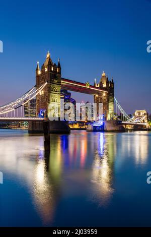 Tower Bridge et les gratte-ciels de la City de Londres qui se reflètent sur la Tamise au coucher du soleil, Londres, Angleterre, Royaume-Uni, Europe Banque D'Images