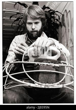 Un jeune homme, peut-être un étudiant ou un stagiaire, aide à construire une marionnette dans le studio du légendaire constructeur de marionnettes, Kermit Love. C'était pour la version d'un pays étranger de Sesame Street. 1978 à Greenwich Village, Manhattan, sur Great Jones Street. Banque D'Images