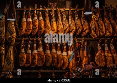 Pattes de jambon à vendre dans un magasin à Séville, Andalousie, Espagne, Europe Banque D'Images