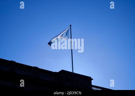 Saltire volant au-dessus des tribunaux, Édimbourg, Écosse, Royaume-Uni Banque D'Images