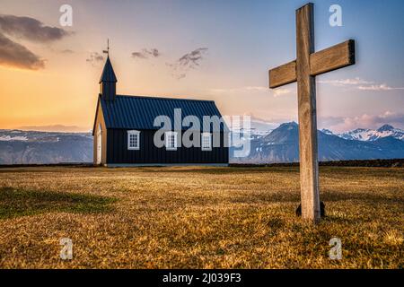 Une église noire connue sous le nom de Buoakirkja, dans la péninsule de Snaefellsnes au coucher du soleil, Budir, Islande, régions polaires Banque D'Images