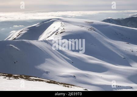 Douces montagnes entièrement couvertes de neige dans le parc régional de Corno Alle Scale, Émilie Romagne, Italie, Europe Banque D'Images