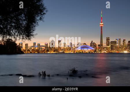 Horizon de Toronto avec la Tour CN la nuit en traversant le lac Ontario, depuis le parc des îles de Toronto, Toronto, Ontario, Canada, Amérique du Nord Banque D'Images