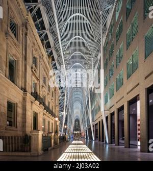 The Allen Lambert Galleria at Night, surnommée la Crystal Cathedral of Commerce, Brookfield place, Toronto, Ontario, Canada, Amérique du Nord Banque D'Images