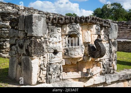 Masque de bac en pierre, ruines mayas, zone archéologique de Mayapan, État du Yucatan, Mexique, Amérique du Nord Banque D'Images