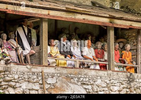 Effigies de morts (Tau Tau) enfouies dans les grottes de Londa, près de la ville de Rantepao, Londa, Rantepao, Toraja, Sulawesi du Sud, Indonésie, Asie du Sud-est, Asie Banque D'Images