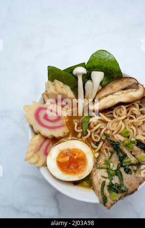 Vue d'ensemble du bol de soupe Ramen sur une table en marbre Banque D'Images
