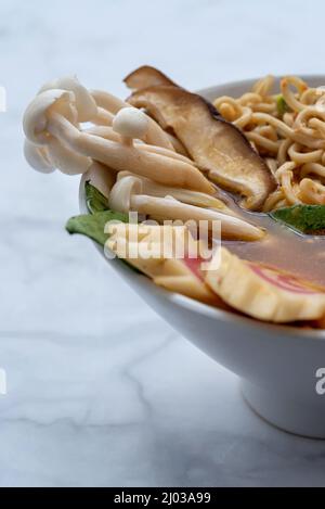 Bol de soupe de ramen sur une table en marbre Banque D'Images