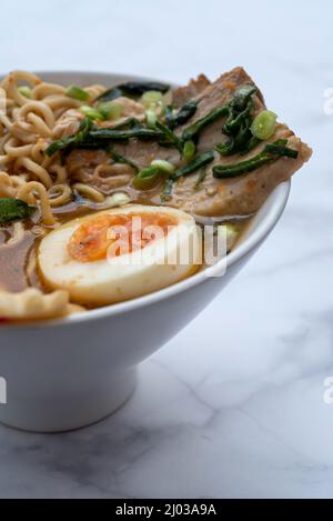 Bol de soupe de ramen sur une table en marbre Banque D'Images