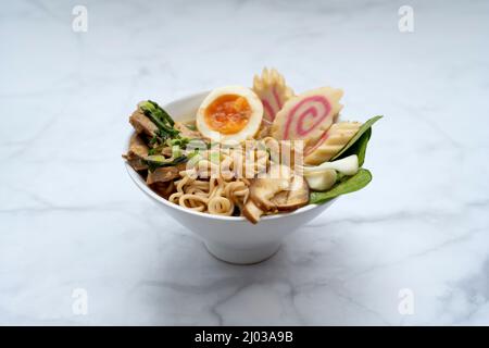 Bol de soupe de ramen sur une table en marbre Banque D'Images