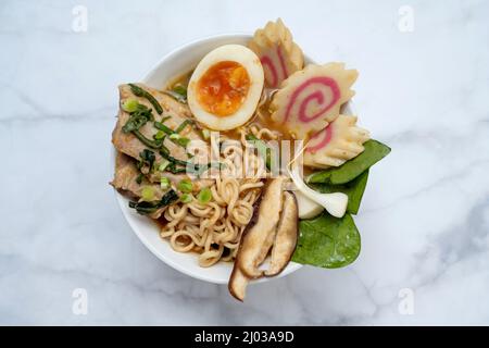 Bol de soupe de ramen sur une table en marbre Banque D'Images