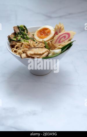 Bol de soupe de ramen sur une table en marbre Banque D'Images
