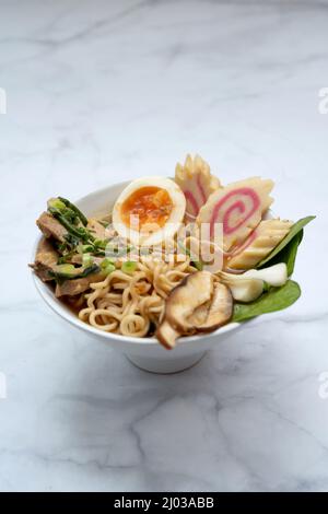 Bol de soupe de ramen sur une table en marbre Banque D'Images
