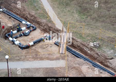 Travaux de construction. Pose d'un pipeline pour fournir des maisons avec de l'eau chaude et froide. Remplacement de l'ancien pipeline Banque D'Images