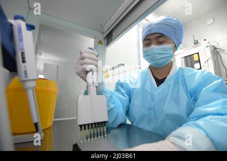 GUIYANG, CHINE - le 15 MARS 2022 - Un membre du personnel démontre le chargement des réactifs au premier laboratoire mobile de test des acides nucléiques à Guiyang, Guizhou Banque D'Images