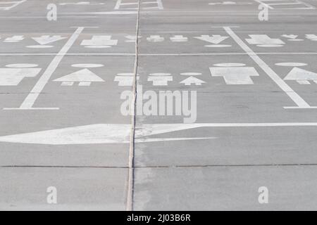 Lignes de stationnement dans le parking pour une grande famille. Parking avec enseigne familiale Banque D'Images