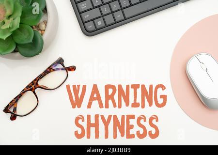 Affichage conceptuel aspect d'avertissement. Internet concept Avertissement timidité fournitures de bureau sur le bureau avec clavier et des lunettes et une tasse de café pour le travail Banque D'Images