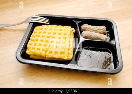 Petit-déjeuner au micro-ondes composé de pain grillé, de sirop d'érable et de saucisses Banque D'Images